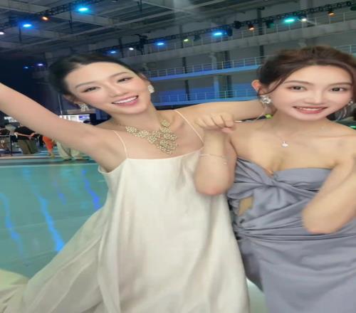都是高颜值啊！美女主播金佳悦和闺蜜的双人手势舞