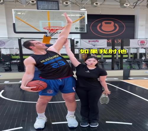 好家伙，这身材差距太大了！野球场肘姐：这就是美式体育生