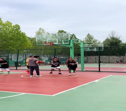 国产艾弗森连续2次右侧上篮结果被堵右路依旧骚气变向右路得分