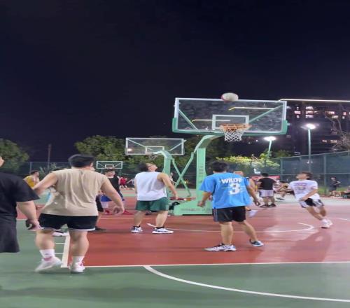 好家伙，野球场肘姐突破是真上肘啊，那确实不敢防