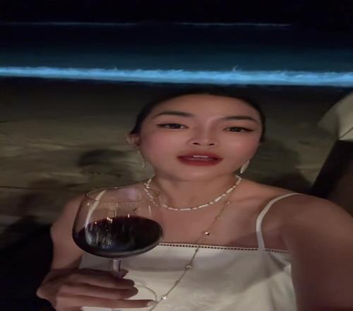 刘维伟糊涂啊！刘维伟前妻晒照：和姐妹们在马尔代夫过情人节