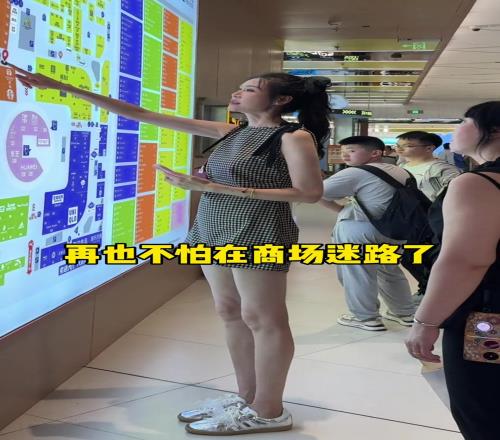 2米的许诺逛商场，好家伙大长腿已经比小男孩高了