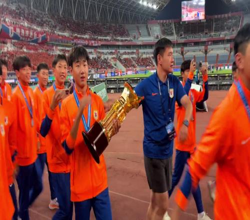 这就是传承！山东泰山u15梯队在中超赛场绕场一周庆祝夺冠