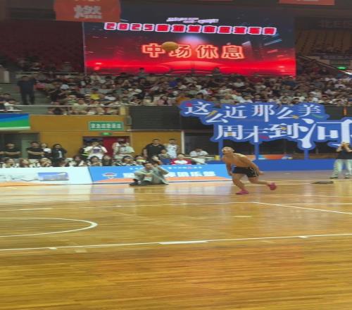 1米75中国小伙复制戈登换手坐扣这放NBA妥妥扣篮冠军啊