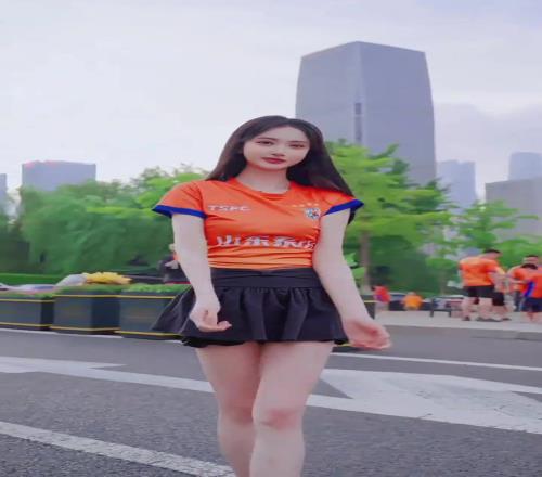 京鲁大战赛前，泰山美女球迷发视频为球队助威