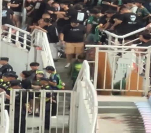 惨不忍睹！实拍：远征济南奥体的国安球迷提前退场