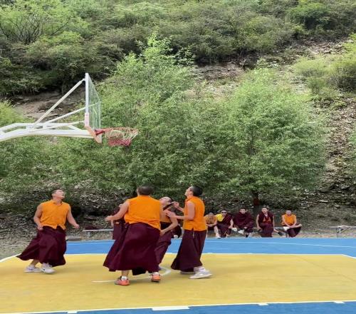 一群爱佛僧！文班亚马来这里不是无敌