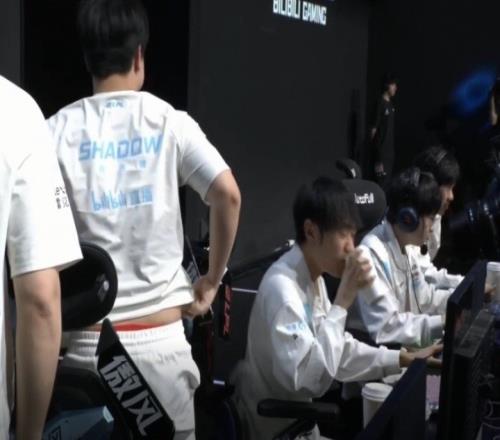 这不是巧了嘛！shad0w：以为他在草里没想到在我脸上回城