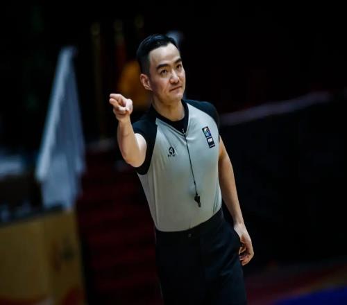 媒体人：FIBA裁判水平真未必比中国裁判高但他们胜在执裁环境好