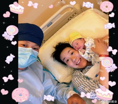 恭喜！谢震业晒一家三口合照宣布孩子出生，其妻子也是田径运动员