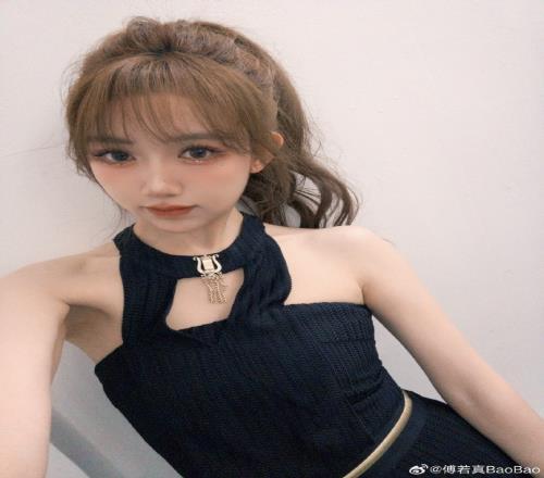 lpl主持人baobao晒照：秋天快乐，明后天都见