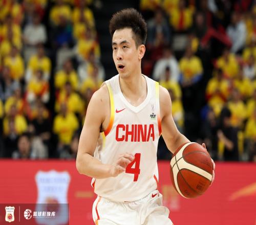 赵继伟：国家队出去聚餐一般都是队长买单必然有一个没教练的群