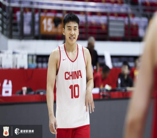 体坛周报：亚洲杯首战最大惊喜王俊杰是中国男篮新希望