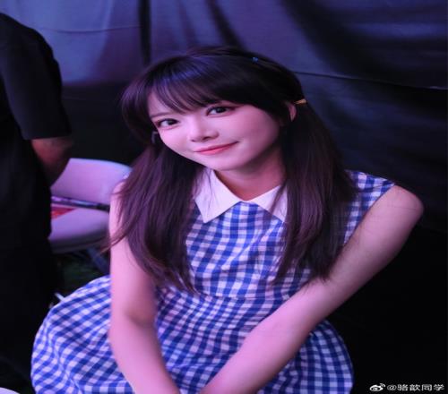 骆歆晒出LOL生日会照片：天知道我和美女coser们怎么贴贴的