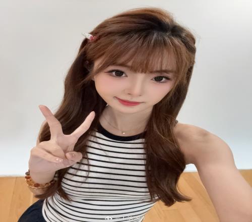 泱泱晒出工作照：穿中国红播中国队一场大胜！稳稳的很安心