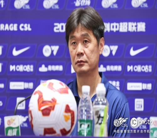 李霄鹏：现在气势比较低落，希望明天队员的意志力能够顶住