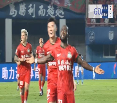 比赛第67分钟，阿奇姆彭破门，河南20领先新鹏城