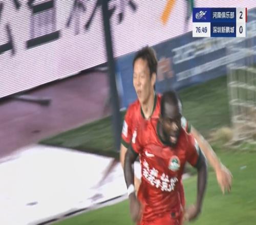 比赛第77分钟，阿奇姆彭破门完成双响，河南30领先新鹏城