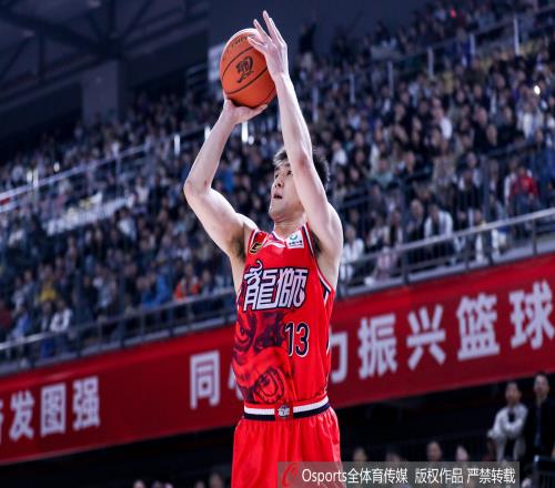 好久不见郭艾伦现身CBA夏季联赛启东站并进行简单投篮