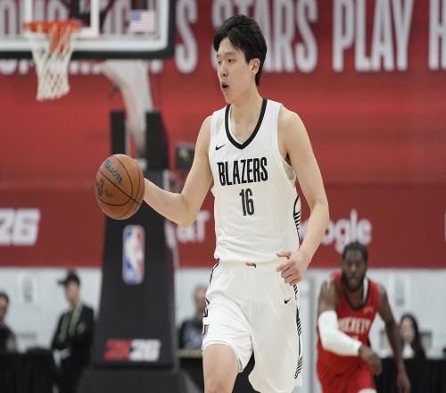 媒体人：杨瀚森已经离开青岛明天从香港飞回美国开始备战新赛季