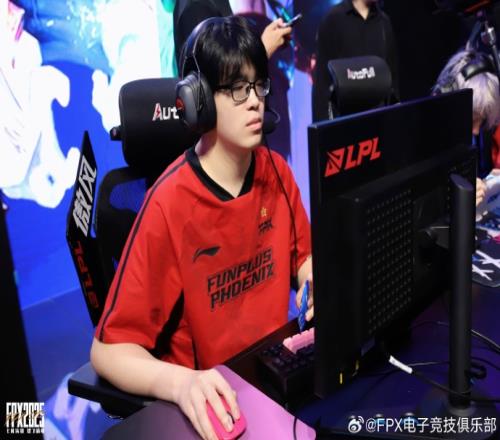 Care会玩塞拉斯本赛段两把总战绩0杀8死上次落后Rookie7.2K经济