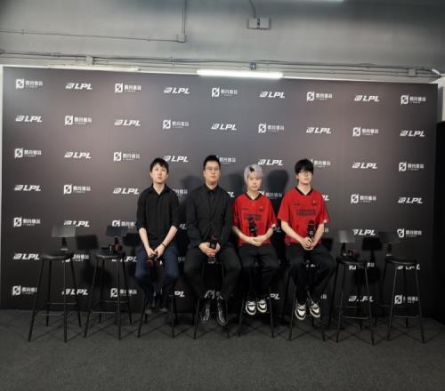 这工资真好赚FPX教练组：对英雄的优先级问题还在斟酌中