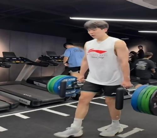 快归队了也不忘训练！媒体人晒杨瀚森在佛山健身房组图