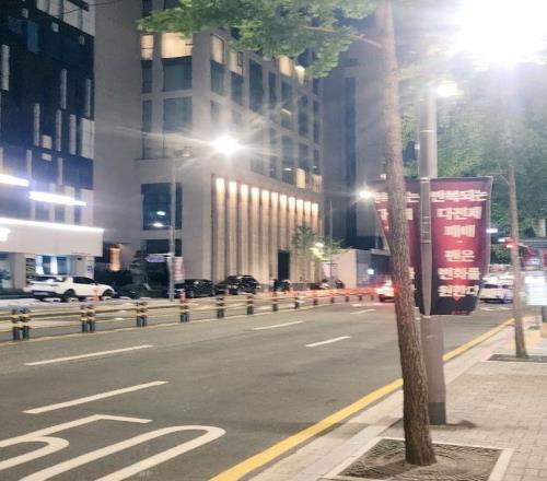 送花圈还不够！T1大楼Lolpark被拉横幅：抗议MSIEWC失利希望更换选手