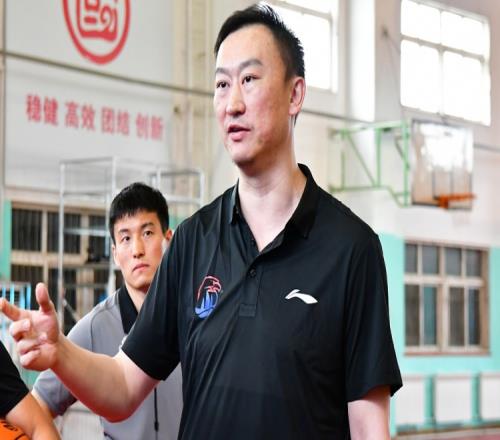 媒体人：青岛三人男篮解散球队挽留张扬望其填补杨瀚森离队空缺