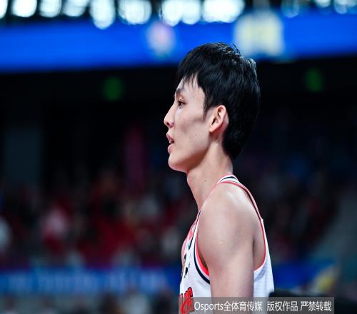 徐杰：破联防不能一昧在外线投篮应该用犯规断一断塔克的感觉