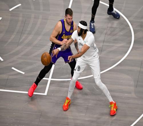 Stein：新赛季独行侠与湖人第一次常规赛对决在11月底的NBA杯上