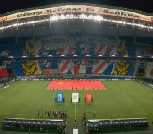 壮观！申花球迷赛前组成巨大队徽TIFO，知名演员陈龙领唱国歌