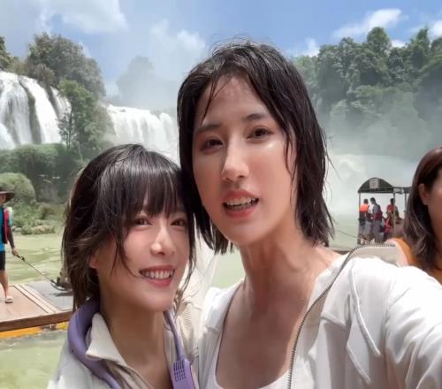 湿身啦LPL女主持骆歆分享出游照：德天瀑布丰水期的水量真的大！