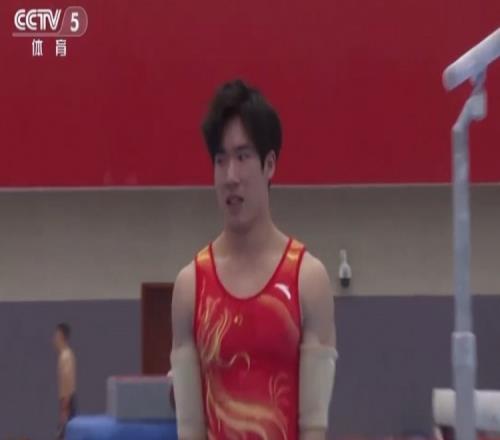 中国体操队进行世锦赛队内选拔比赛，名将张博恒三项排名第一