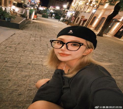 CSGO女解说暴暴熊晒照：不经意得的露出大长腿