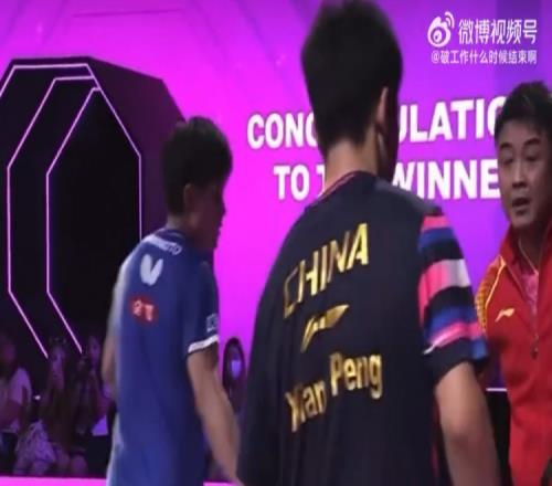 张本智和赛后跟教练模仿王皓握手动作，认为王皓握手有些敷衍