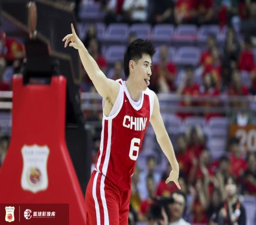 媒体人：中国男篮没有绝对的核心球星但几乎每场都有人能站出来