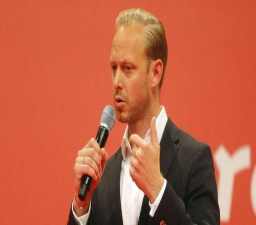 记者：斯图加特市场总监卡斯帕想加盟拜仁，尚不清楚是否要转会费
