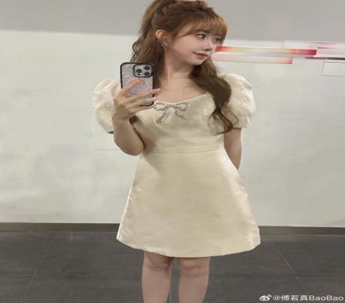 保养得真好LPL女主持Baobao晒照：青提茉莉&牛奶香槟