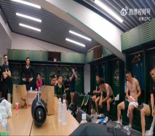程进赛后就染红道歉：非常感谢大家的付出，因为我，不好意思大家