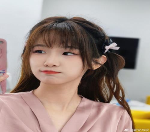 今天颜值满分！LPL女主持夏安晒照：今天是粉色垂耳兔芜湖