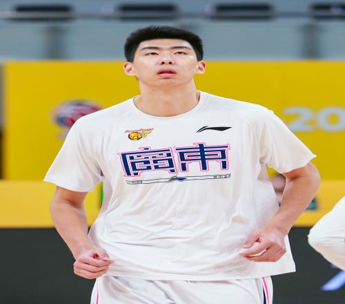 媒体人：徐昕A1合同今夏到期俱乐部有独家签约权谈不拢只能出国