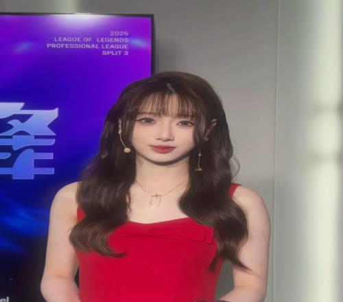 媚眼如丝！LPL主持阿芙晒工作照：第一次互动主持穿红裙