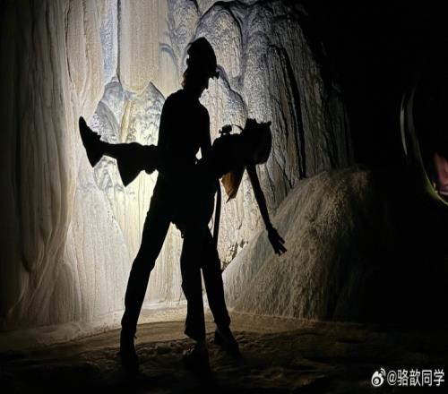 主持骆歆更博晒照：今天去地底下挖矿了