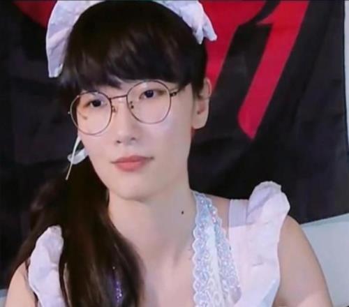 背后必有高人指点抖音主播女版"Faker"横空出世