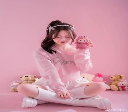 粉粉嫩嫩美女解说Kitty分享写真照：小露香肩，高筒皮靴+白丝