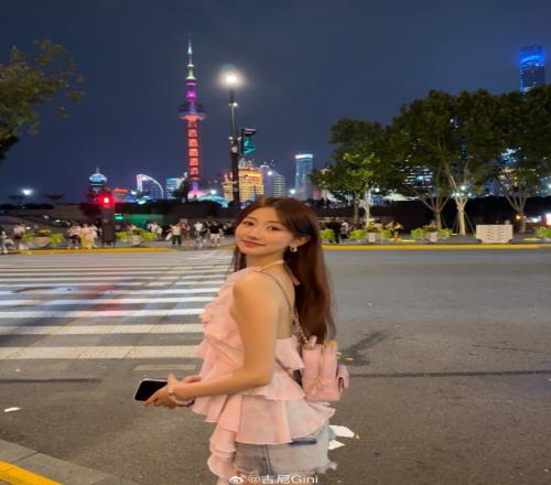 无畏契约女主持吉尼晒照：昨日份的OOTD！