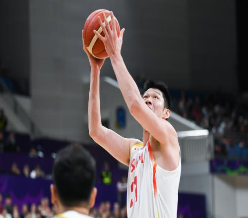 媒体人：但凡中国内线再有点厚度就算裁判这么个吹法也能赢20+