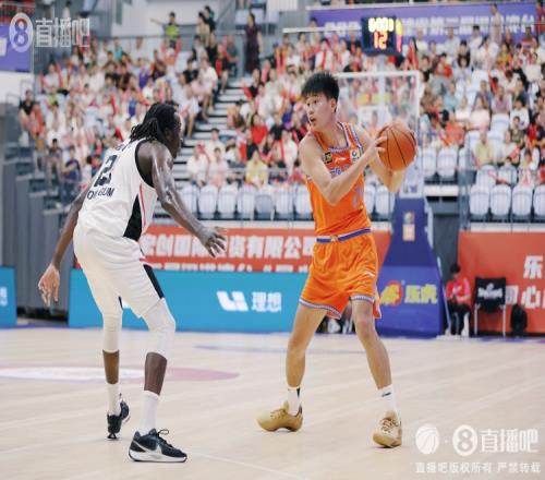 杨曦皓：对职业联赛的防守节奏还不够适应磨合情况已经有所改善