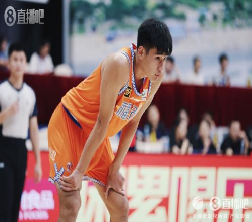 杨曦皓：职业队里每个位置都有实力强劲的球员随时可能被替代